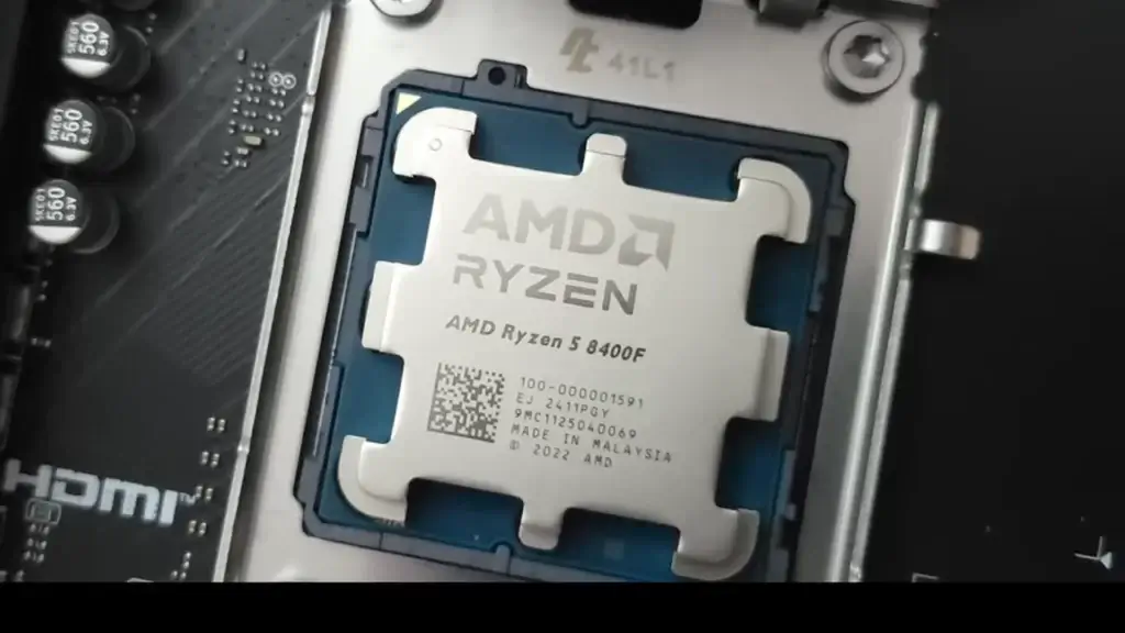 Processeur AMD Ryzen 5 8400F avec son packaging, conçu pour le gaming et les performances élevées