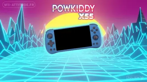 Console de jeux portable PowKiddy X55 bleue flottant sur un décor rétro futuriste avec un coucher de soleil stylisé et des montagnes en fil de fer bleu.