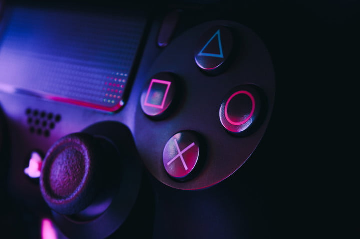 Playstation 4 Gamepad sur fond noir avec des lumières colorées