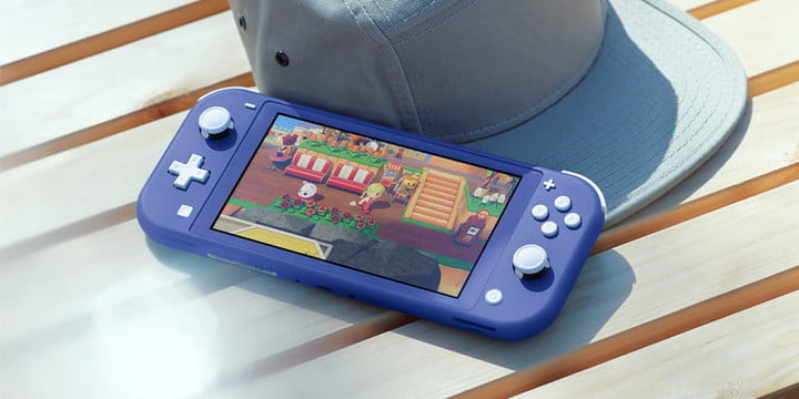 Nintendo Switch Lite bleue sur une table.