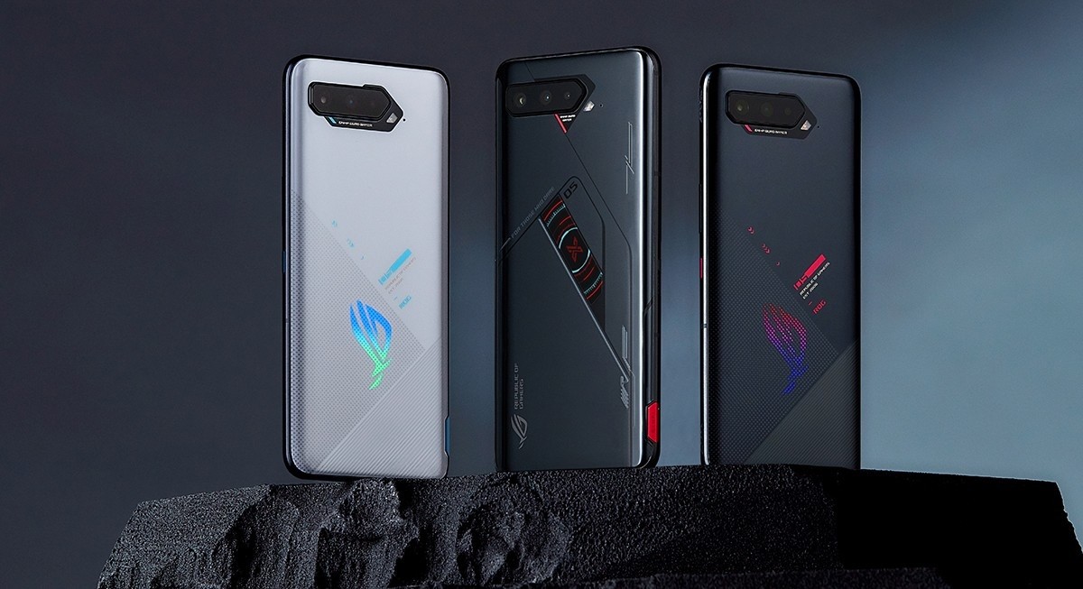 Asus ROG Phone 5s (en Storm White) et ROG Phone 5s Pro (en Phantom Black)
