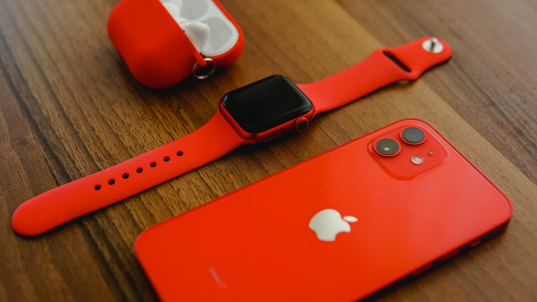 Apple Watch rouge iPhone AirPods Pexels
