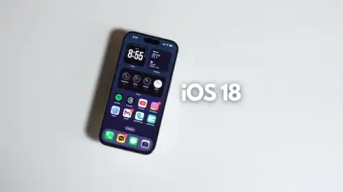 l'interface iOS 18 sur un iPhone, montrant le nouvel écran d'accueil personnalisable et le centre de contrôle redessiné