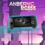 Console portable Anbernic RG556 avec écran allumé et jeux rétro en arrière-plan