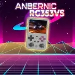 Console portable Anbernic RG353VS avec écran allumé affichant un jeu rétro