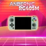 Console portable Anbernic RG405M avec écran allumé affichant un jeu rétro