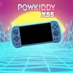 Console de jeux portable PowKiddy X55 bleue flottant sur un décor rétro futuriste avec un coucher de soleil stylisé et des montagnes en fil de fer bleu.